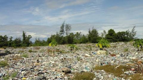 đổ thải ở bãi rác thiên cầm 2