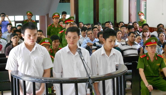 Được nhờ giữ hộ đồ, bỗng trở thành... đồng phạm
