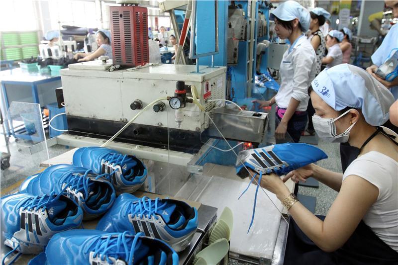 'Cú đẩy' bất ngờ làm tăng gánh nặng nợ công