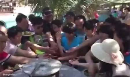 Clip du khách Trung Quốc tranh đồ ăn trong tiệc buffet ở Việt Nam