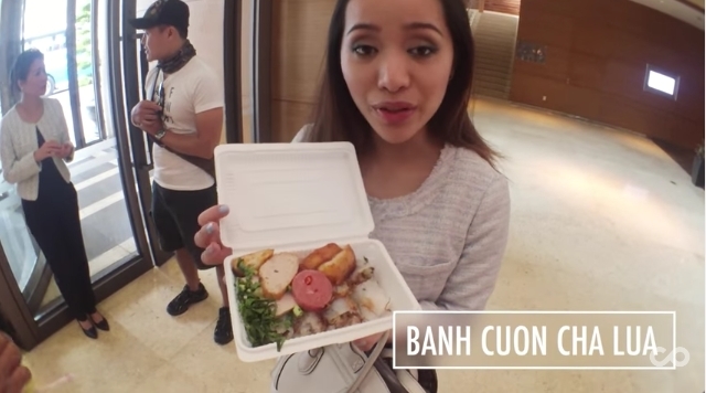 Clip: Nữ triệu phú Youtube ca ngợi ẩm thực vỉa hè Việt Nam