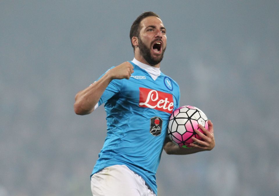 Higuain cập bến Juventus, Arsenal méo mặt