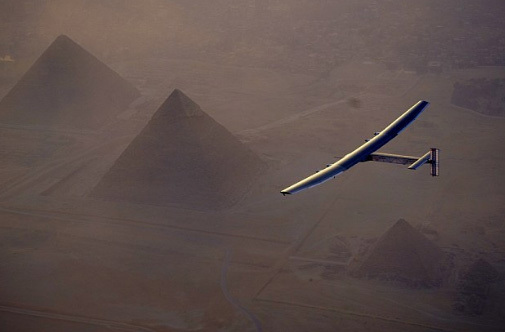 Máy bay nhiên liệu mặt trời hạ cánh Cairo