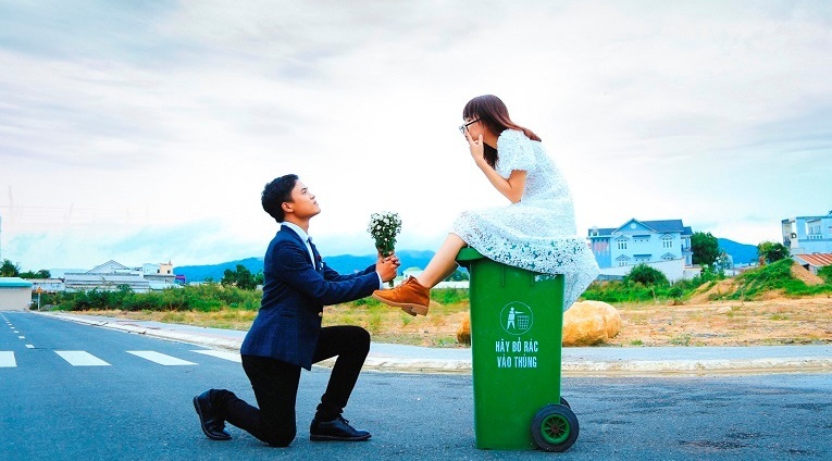 Cặp đôi chụp ảnh cưới bên thùng rác