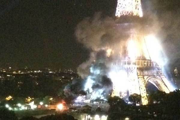 Khói đen bao trùm tháp Eiffel ở Paris