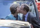 Nữ Thủ tướng Anh hôn chồng ngọt lịm