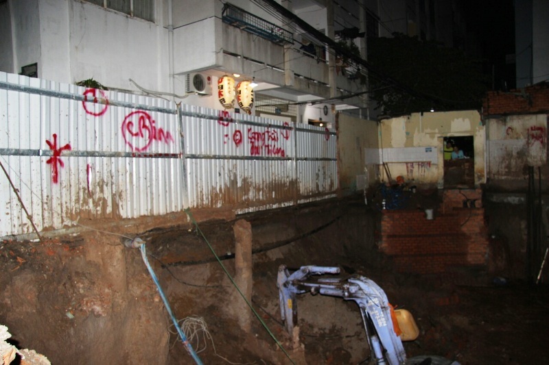 Sụt lún cạnh chung cư, dân Sài Gòn chạy tán loạn trong đêm