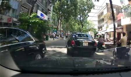 Xe siêu sang Rolls-Royce ngang nhiên chạy ngược chiều trong phố gây bức xúc