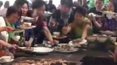 Hoảng hồn cảnh du khách Trung Quốc tranh nhau ăn buffet ở Nha Trang