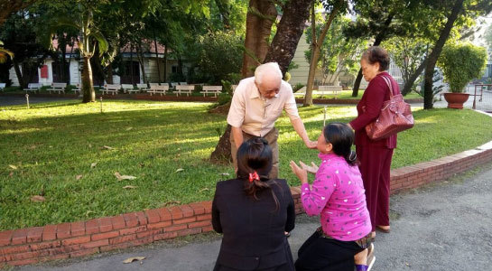 Mẹ Vũ Văn Tiến quỳ xin lỗi cha nạn nhân trước sân tòa