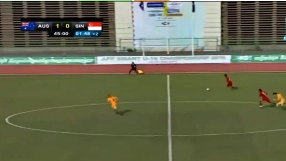 Siêu phẩm từ giữa sân của Beckham tái hiện ở giải U16 ĐNÁ