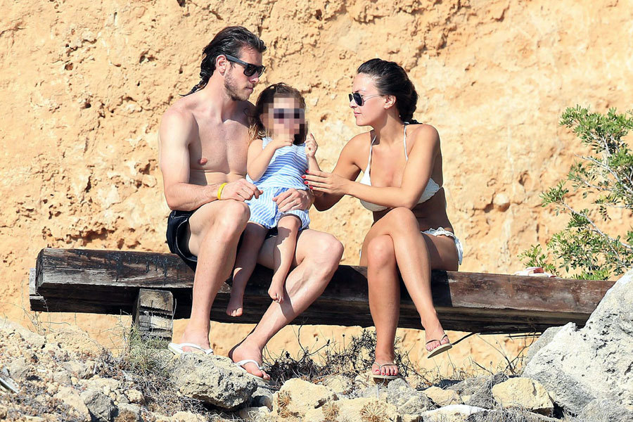Gareth Bale cùng bạn gái thả mình với nắng biển