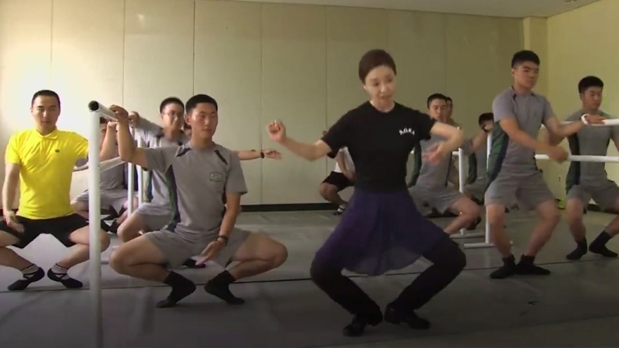 Binh sĩ Hàn Quốc múa ballet trên biên giới