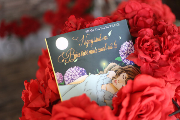 'Ngày sinh em bầu trời xanh rất lạ'