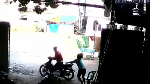 Bị giật điện thoại, cô gái tay không quật ngã tên cướp