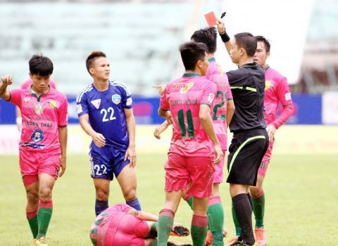 Những pha phạm lỗi rợn người tại vòng 16 V-League