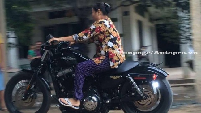 Má Mười U70 vẫn cầm lái mô tô Harley Davidson 48 'dễ như ăn kẹo'