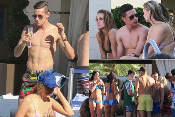 Ozil và Draxler đắm đuối bên chân dài bikini