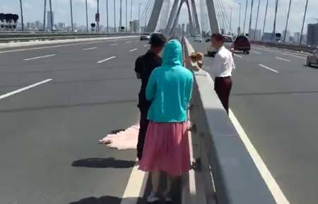 Ngang nhiên chụp ảnh giữa cầu Nhật Tân