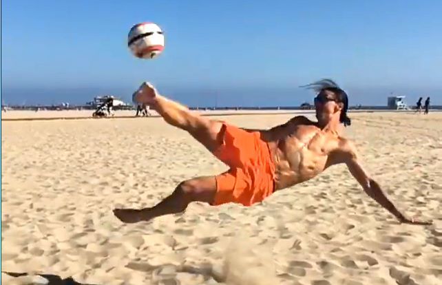 Xem cú ngả bàn đèn thần sầu của Ibrahimovic