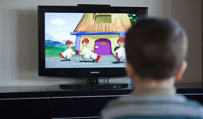 Hậu họa khôn lường khi cho trẻ xem TV nhiều