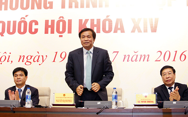 Không quay phim, tặng hoa khi nhân sự ra mắt