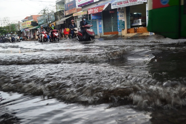 Dân giăng dây, chặn xe đối phó với “rốn ngập” ở Sài Gòn