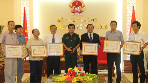 Bộ trưởng TT&TT nhận kỷ niệm chương Vì chủ quyền, an ninh biên giới