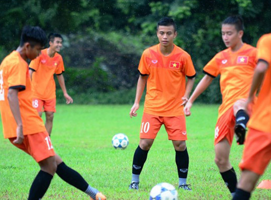 U16 Việt Nam tập dưới mưa, vui hết cỡ quyết hạ Campuchia