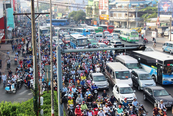 Cửa ngõ TPHCM tê liệt vì “hung thần” tông nhau trên cầu vượt