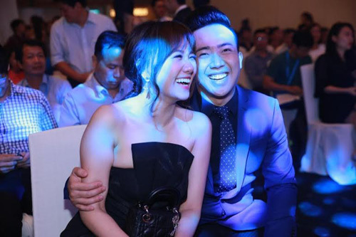 Trấn Thành thoải mái âu yếm Hari sau màn cầu hôn