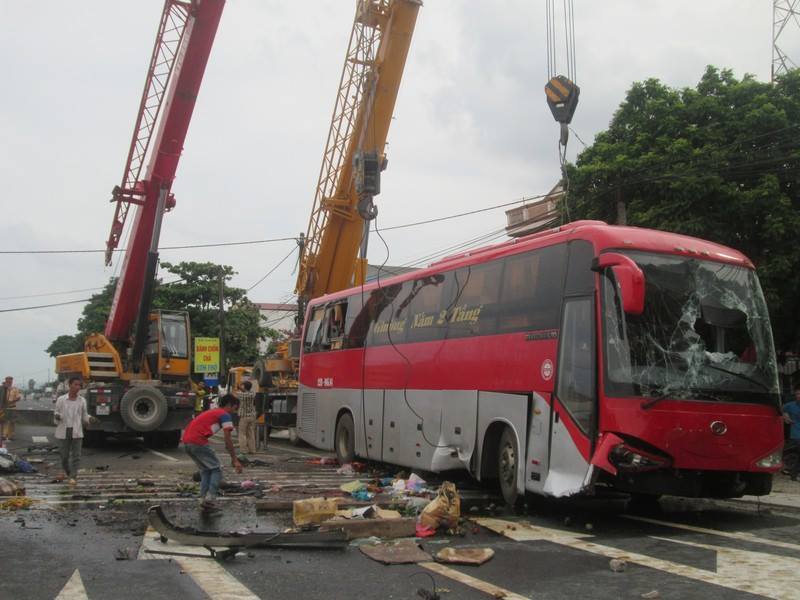 Xe giường nằm lật nghiêng, đè chết người đi xe máy