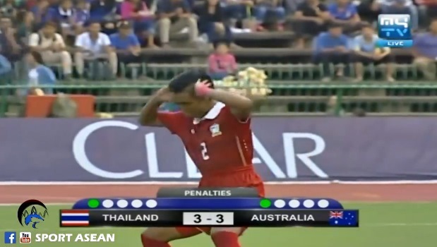 Cầu thủ U16 Thái Lan lĩnh thẻ vàng vì ăn mừng phản cảm