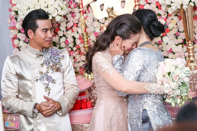 Diễn viên Ngọc Lan khóc nức nở trong đám hỏi