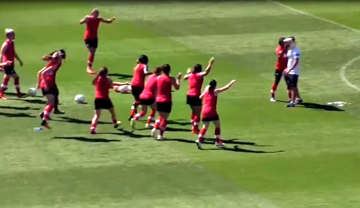 Nữ tuyển thủ Canada giả vờ đánh nhau để