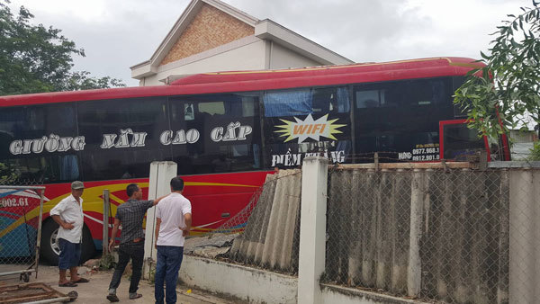 Bỏ chạy tán loạn khi xe khách giường nằm lao vào cây xăng