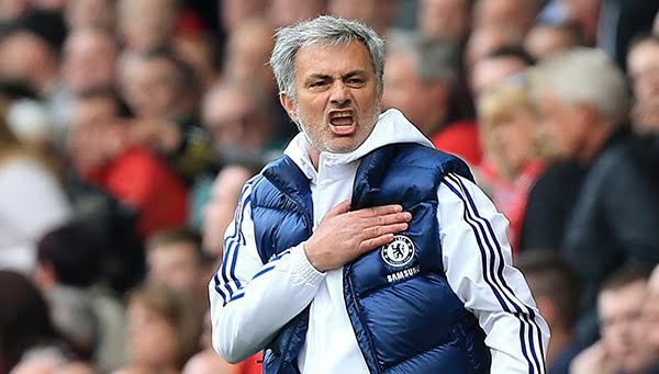 Chiếc áo Chelsea và một Mourinho thù vặt