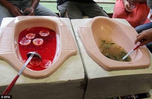 Ăn canh, uống nước từ... bồn cầu ở Indonesia