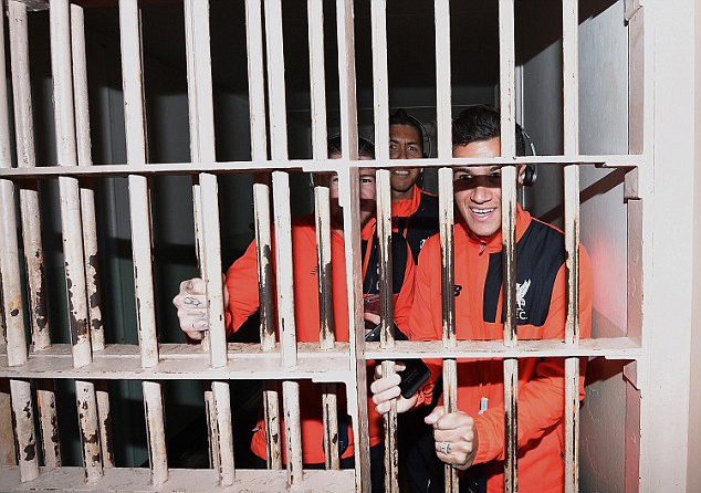 Dàn sao Liverpool cười toe toét sau song sắt ngục Alcatraz