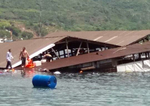 Chìm nhà hàng tại vịnh Vĩnh Hy, hàng trăm khách rơi xuống biển