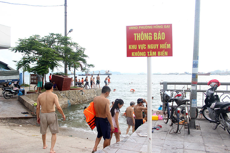 Hạ Long: Cấm thì cấm, tắm cứ tắm