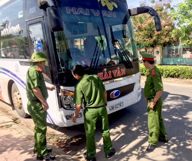 Đâm chết người, kéo xác bỏ bên đường rồi chạy trốn