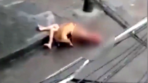 Người đi đường thờ ơ nhìn chó dữ giằng xé người đàn ông