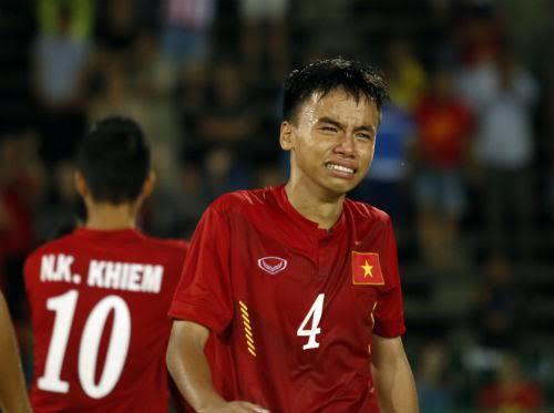 Cầu thủ U16 Việt Nam khóc nức nở, xin lỗi người hâm mộ