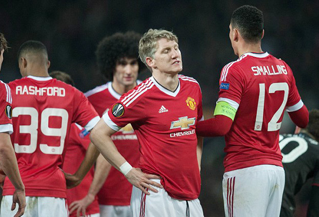 Mourinho thanh trừng, Schweinsteiger hết đất dụng võ