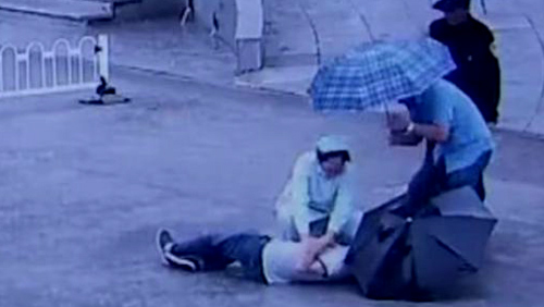Clip nữ y tá quỳ dưới mưa hô hấp cứu người gây sốt