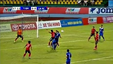 Vòng 17 V.League: Trọng tài quên thẻ, cầu thủ chơi bóng chuyền