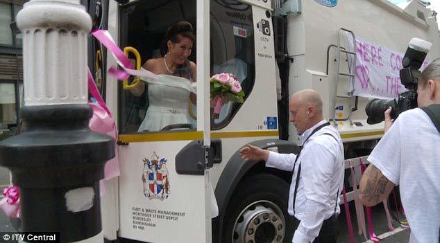 Chú rể bật khóc khi thấy cô dâu trên xe chở rác