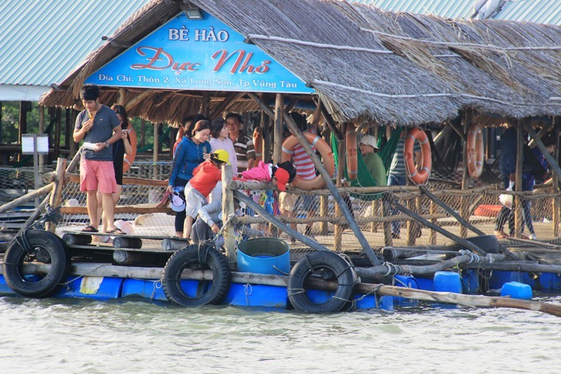 Tràn lan nhà hàng nổi không phép trên sông