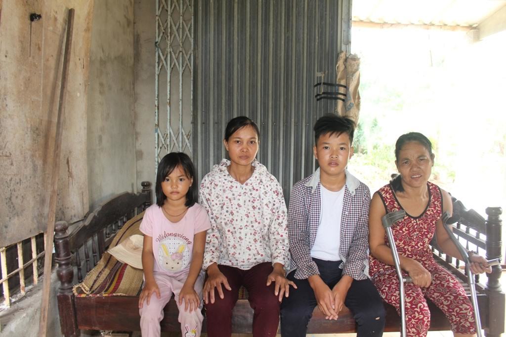 Nhà sắp sập, ba mẹ con nghèo cầu xin được giúp đỡ